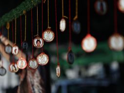  Un camino enmarcado por dos filas de 500 esferas de navidad con los rostros de mexicanos desaparecidos reclaman que las autoridades del país atiendan con urgencia la problemática. EFE / S. Gutiérrez