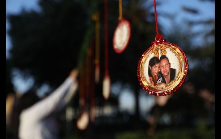 Las esferas en el árbol de navidad simbolizan aquello que anhelamos para la humanidad y el anhelo de reencuentro de las familias con sus seres queridos. EFE / S. Gutiérrez