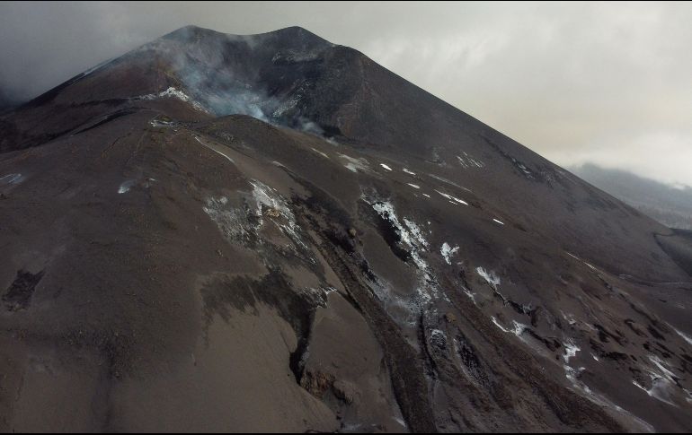 Algunos científicos se han aventurado a llegar al borde del cráter para tomar lecturas de los gases por primera vez en tres meses. AFP / J. Guerrero