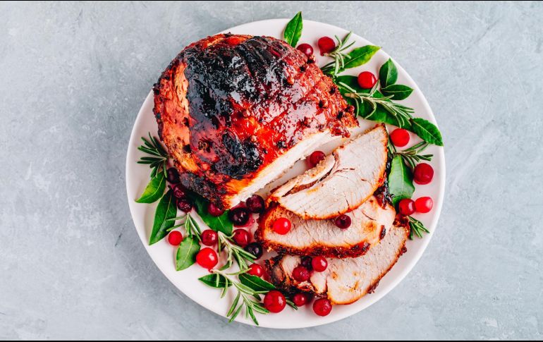 Pierna al horno mechada. ISTOCK.