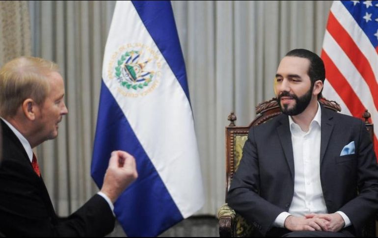 En una imagen de archivo el embajador de Estados Unidos en El Salvador en 2019, Ronald Johnson, durante una visita al presidenite Nayib Bukele. GETTY IMAGES