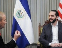 En una imagen de archivo el embajador de Estados Unidos en El Salvador en 2019, Ronald Johnson, durante una visita al presidenite Nayib Bukele. GETTY IMAGES