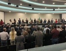 Los asistentes ovacionaron de pie antes de iniciar la sesión. EL INFORMADOR/E. Gómez