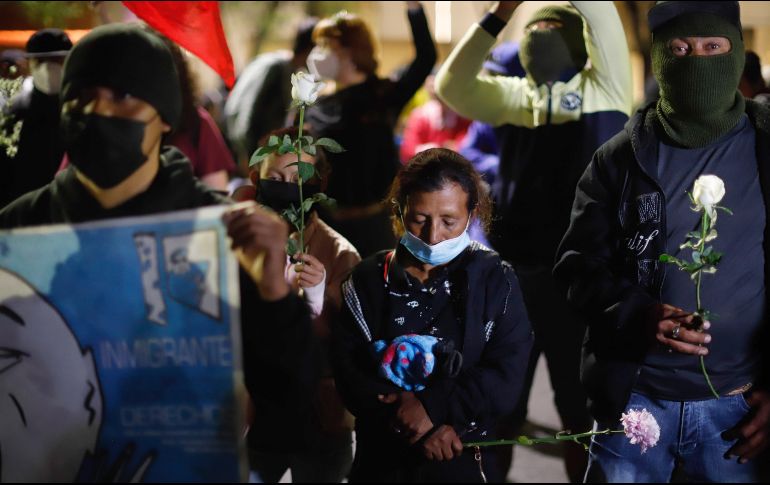 Grupos de migrantes centroamericanos se manifiestan en la sede del Instituto Nacional de Migración, en la Ciudad de México. EFE/M. Hartz