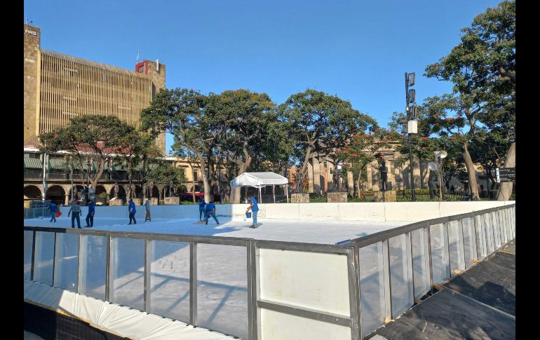 Preparativos este miércoles en la pista de hielo en Paseo Alcalde, en Guadalajara. EL INFORMADOR/I. Murakami