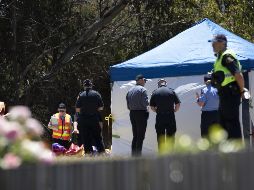 Oficiales inspeccionan el castillo inflable en la escuela en Devonport, en la isla de Tasmania, tras el accidente. EFE/EPA/G. Wells