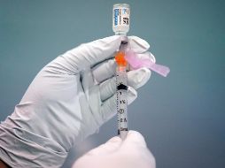 EU tiene aprobadas tres vacunas: la de Pfizer y Moderna, que requieren de dos dosis, y la de Johnson&Johnson, que es monodosis. AP/ARCHIVO