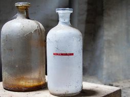 Al registrar la casa, policías encontraron una botella de limonada con una sustancia en polvo en el fondo. ESPECIAL/Unsplash-H-. Hommes