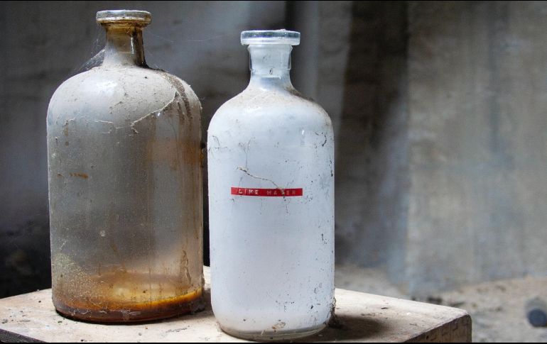 Al registrar la casa, policías encontraron una botella de limonada con una sustancia en polvo en el fondo. ESPECIAL/Unsplash-H-. Hommes