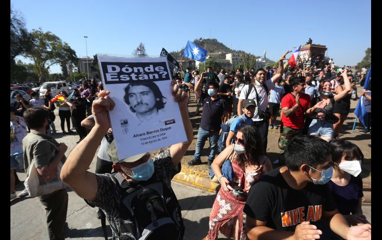 Centenares de personas se reunieron en la céntrica plaza Italia de Santiago para celebrar, mientras que automovilistas tocaban el cláxon. EFE/E. González