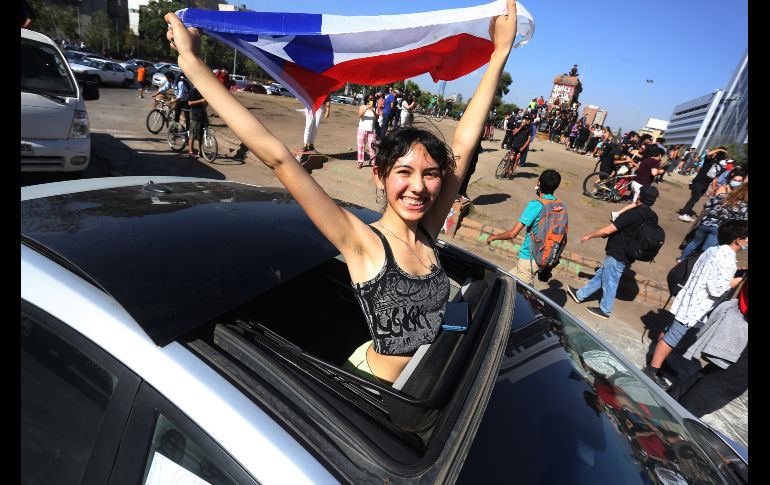 Centenares de personas se reunieron en la céntrica plaza Italia de Santiago para celebrar, mientras que automovilistas tocaban el cláxon. EFE/E. González