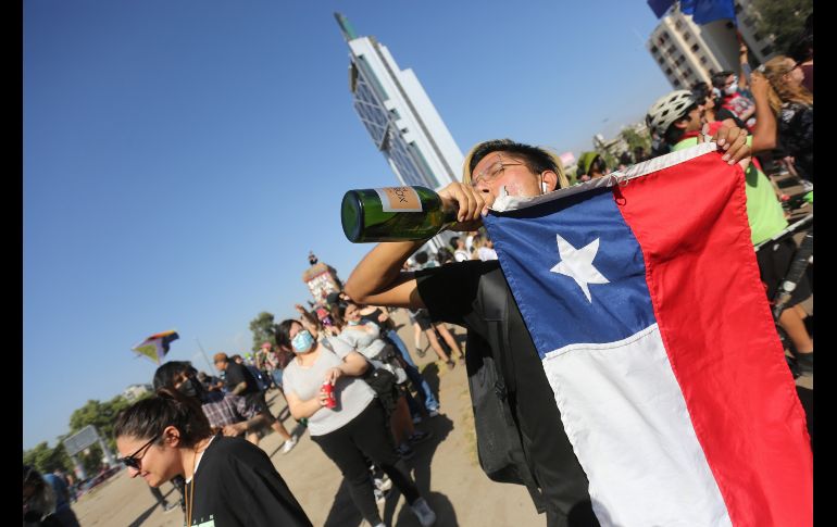 Centenares de personas se reunieron en la céntrica plaza Italia de Santiago para celebrar, mientras que automovilistas tocaban el cláxon. EFE/E. González