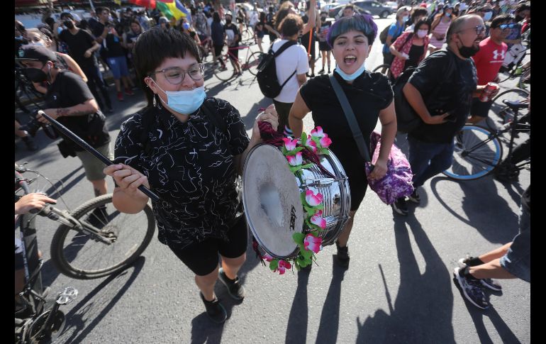 Centenares de personas se reunieron en la céntrica plaza Italia de Santiago para celebrar, mientras que automovilistas tocaban el cláxon. EFE/E. González