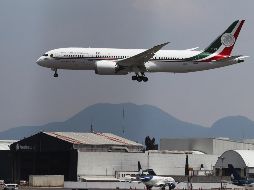 El avión presidencial TP01 permanece estacionado en el Aeropuerto Internacional de la Ciudad de México. EFE/ARCHIVO