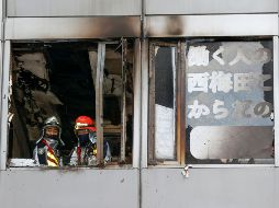 La policía se encuentra investigando las causas del incendio, que se produjo en la cuarta de las siete plantas del edificio afectado. AP/Kyodo News