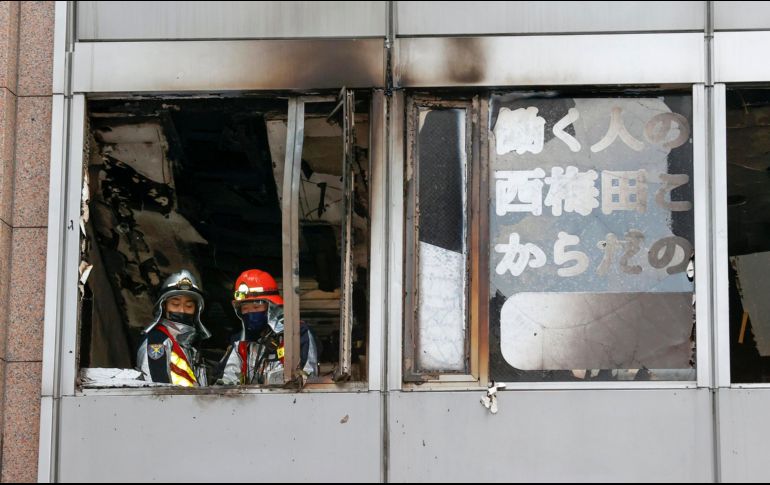 La policía se encuentra investigando las causas del incendio, que se produjo en la cuarta de las siete plantas del edificio afectado. AP/Kyodo News