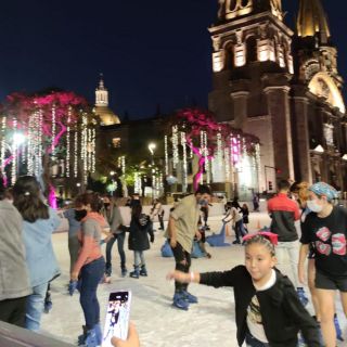Navidad 2021: Ilusionante pone el ambiente navideño en GDL con carrusel y pistas de hielo