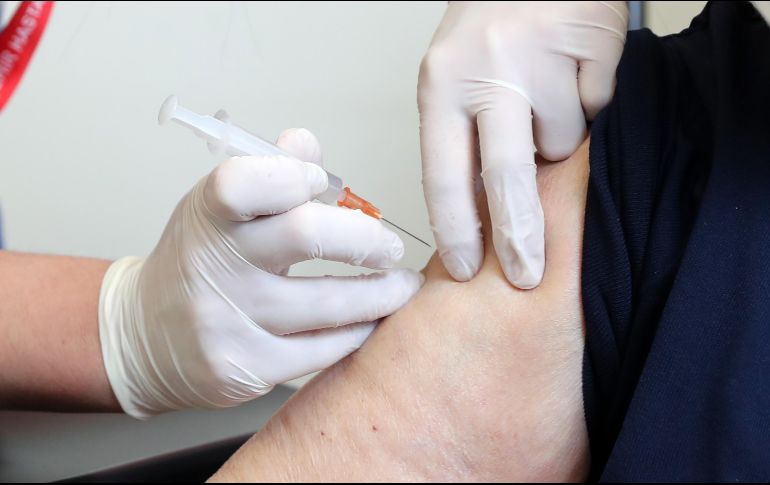 La vacuna de Novavax requiere dos dosis, se puede almacenar a temperaturas de refrigeración normales (2-8 grados) y actualmente es analizada para su aprobación por la Agencia Europea de los Medicamentos. AFP / ARCHIVO