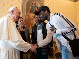 El Papa Francisco se reúne con refugiados que quiso traer a Roma desde Chipre el día de su cumpleaños. AFP / Vatican Media