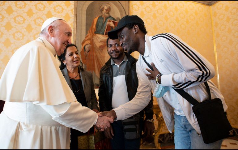 El Papa Francisco se reúne con refugiados que quiso traer a Roma desde Chipre el día de su cumpleaños. AFP / Vatican Media