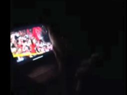 En el video, se escucha que su esposa le dice: 