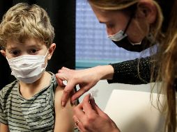 La vacuna anticovid para niños facilita que disminuya la circulación del SARS-CoV-2 y la aparición de nuevas variantes y contribuye a la inmunidad de grupo, sin olvidar que también sirve para lograr espacios educativos seguros. AFP / G. Van Der Hasselt