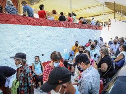 Cientos de personas de la tercera edad hacen fila para la aplicación de la tercera dosis de la vacuna anticovid en Acapulco, Guerrero. EFE/D. Guzmán