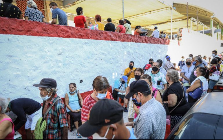 Cientos de personas de la tercera edad hacen fila para la aplicación de la tercera dosis de la vacuna anticovid en Acapulco, Guerrero. EFE/D. Guzmán