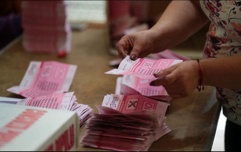 Con los votos de seis consejeros a favor y cinco en contra, los integrantes del INE determinaron aplazar la revocación de mandato que se realizaría en abril en caso de juntar las firmas necesarias. SUN/ARCHIVO