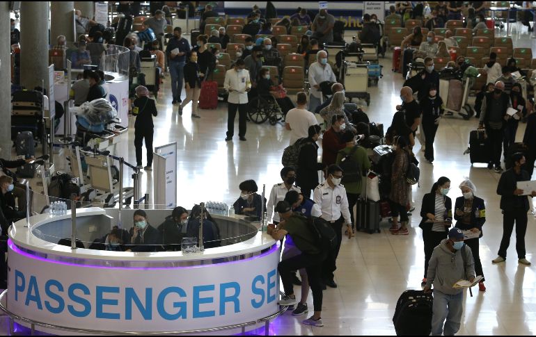 Varios países de la Unión Europea han endurecido las medidas sanitarias en los aeropuertos. EFE/N. Sangnak