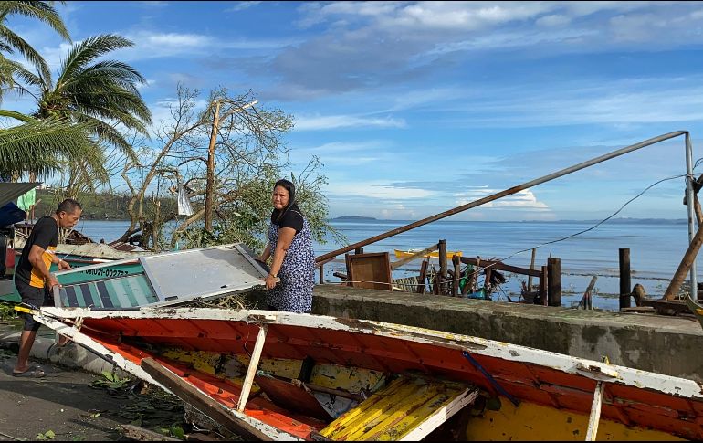El supertifón Rai embistió el jueves la isla turística de Siargao, con vientos máximos de 195 kilómetros por hora (km/h). AP / E. Mascarinas