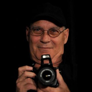 AMLO lamenta muerte del trovador cubano Vicente Feliú