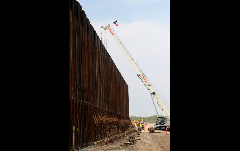 Las enormes barras de acero comenzaron a ser instaladas este sábado. AP/D. Lopez