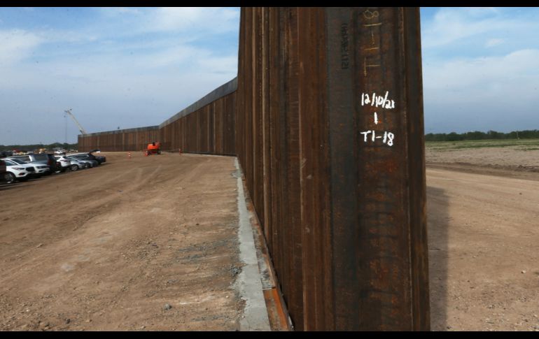 Las enormes barras de acero comenzaron a ser instaladas este sábado. AP/D. Lopez