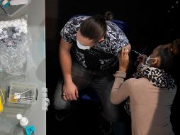 Se especula que ómicron puede “evadir” el sistema inmunológico de una persona. AP/C. Ena