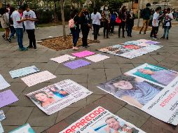 Partieron de la Glorieta de las y los desaparecidos hasta llegar al Palacio de Gobierno, donde una comitiva recibió a dos de sus familiares. EL INFORMADOR/G. Gallo