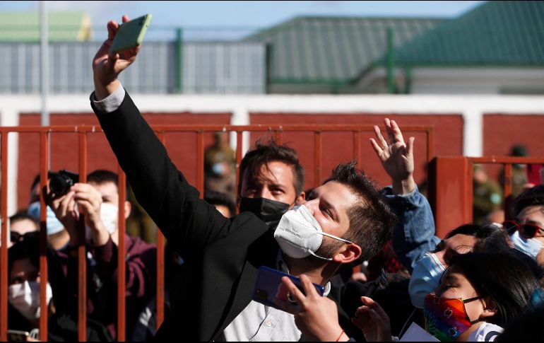 Boric saludó y se tomó fotos con seguidores en Punta Arenas, tras votar en la elección presidencial. AFP/C. Reyes