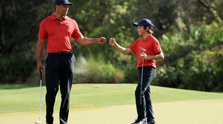 HA VUELTO. Tiger Woods y su hijo Charlie concluyeron este domingo en la segunda posición del PNC Championship. AFP/S. Greenwood