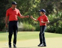HA VUELTO. Tiger Woods y su hijo Charlie concluyeron este domingo en la segunda posición del PNC Championship. AFP/S. Greenwood
