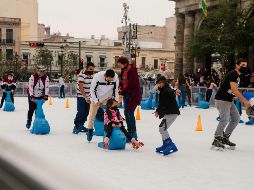 Personas acuden este domingo a la pista de hielo sobre Paseo Alcalde. EL INFORMADOR/G. Gallo