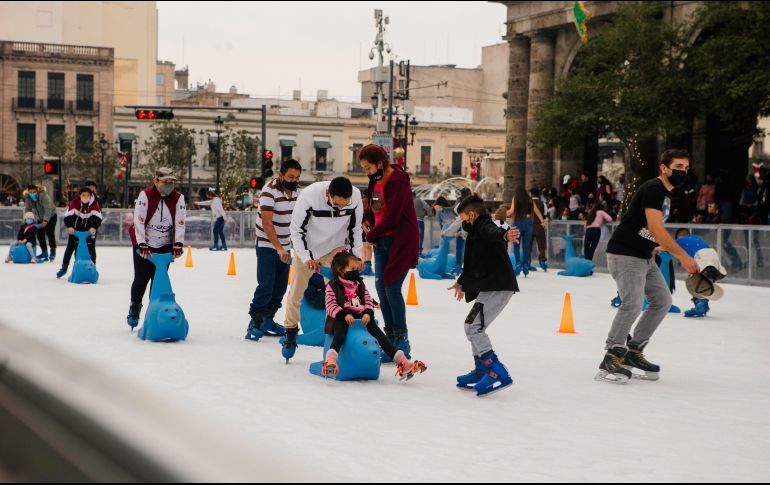 Personas acuden este domingo a la pista de hielo sobre Paseo Alcalde. EL INFORMADOR/G. Gallo