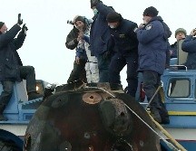 Equipos de rescate ayudan a Yusaku Maezawa a salir de la cápsula rusa Soyuz, tras el aterrizaje en Kazajistán. AP/Agencia Espacial Roscosmos