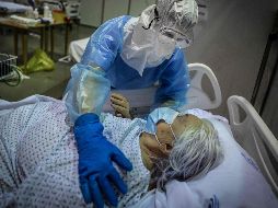 La edad no parece aumentar las probabilidades de contraer el COVID persistente, de acuerdo con el estudio, que reveló también que un tercio de los contagiados afirmaba no haber recuperado los niveles de rendimiento previos a la enfermedad. AFP / ARCHIVO