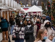 La advertencia pone de manifiesto la desagradable decisión que el primer ministro británico Boris Johnson enfrenta: arruinar los planes navideños de millones de personas por segundo año seguido, o enfrentar una posible avalancha de casos de coronavirus. AP / M. Euler