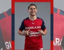En esta nueva camiseta de Chivas predomina el color rojo, esto mientras que las mangas aparecen en color azul marino. INSTAGRAM / @Chivas