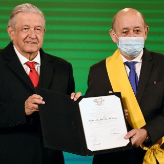 AMLO otorga el Águila Azteca al ministro francés, Jean-Yves Le Drian