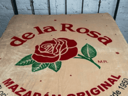 El cobertor de Mazapán la Rosa para cama individual se encuentra disponible en Mercado Libre. ESPECIAL / TWTTER