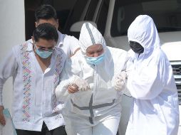 Familiares de migrantes fallecidos en el accidente de tráiler, acuden hoy al Servicio Médico Forense en la ciudad de Tuxtla Gutiérrez, Chiapas. EFE/C. López