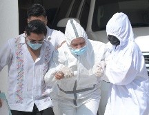 Familiares de migrantes fallecidos en el accidente de tráiler, acuden hoy al Servicio Médico Forense en la ciudad de Tuxtla Gutiérrez, Chiapas. EFE/C. López