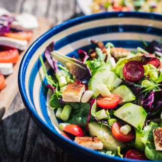 La guarnición de hoy es una “ensalada con tomates cherry” que da un toque de frescura al platillo principal